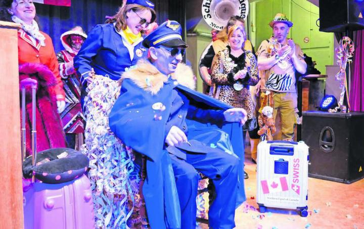 Er führt als Pilot durch die Niederwiler Fasnacht: Rolf Mettier ist der neue Ehrenschränzer. Bilder: Stefan Treier Er führt als Pilot durch die Niederwiler Fasnacht: Rolf Mettier ist der neue Ehrenschränzer. Bilder: Stefan Treier