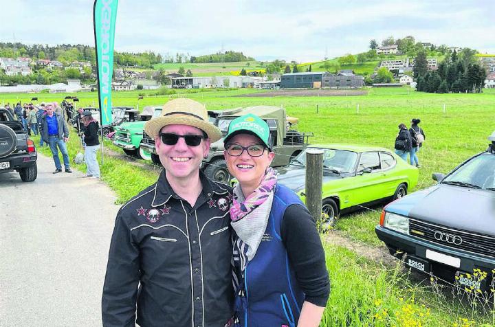 Vereinspräsident Christian Vogel mit seiner Frau Fabienne, die ebenfalls im Vorstand mitwirkt. Die beiden freuen sich über das erfolgreiche Oldtimer-Treffen und den Grossaufmarsch. Bilder: Britta Müller