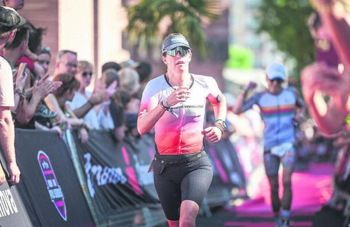 10 Stunden und 37 Minuten. Nach 3,8 km Schwimmen, 177 km Rad und 42 km Rennen kommt Treier an der Ironman-EM ins Ziel. Bilder: zg