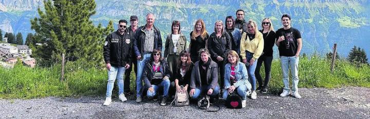 Das Wipac-Team besuchte anlässlich des Firmenjubiläums eine Käserei auf dem Flumserberg. Bild: zg