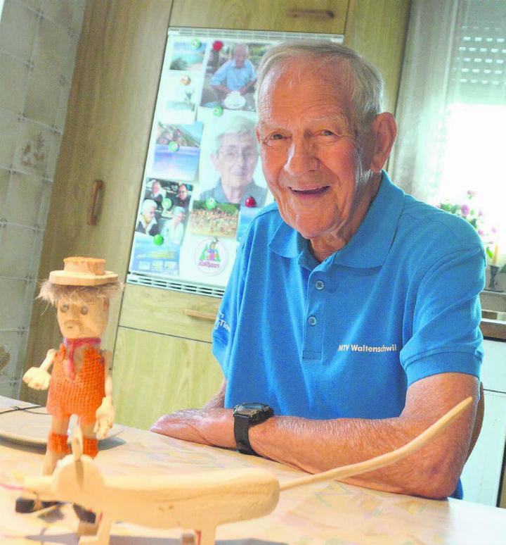 Holzschnitzereien sind auch im hohen Alter immer noch ein grosses Hobby. August Gauch an seinem Küchentisch am Kindergartenweg in Waltenschwil. Bild: Annemarie Keusch