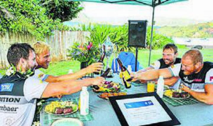 Prost auf den Weltrekord: das Team Swiss Raw. Bild: World’s Toughest Row
