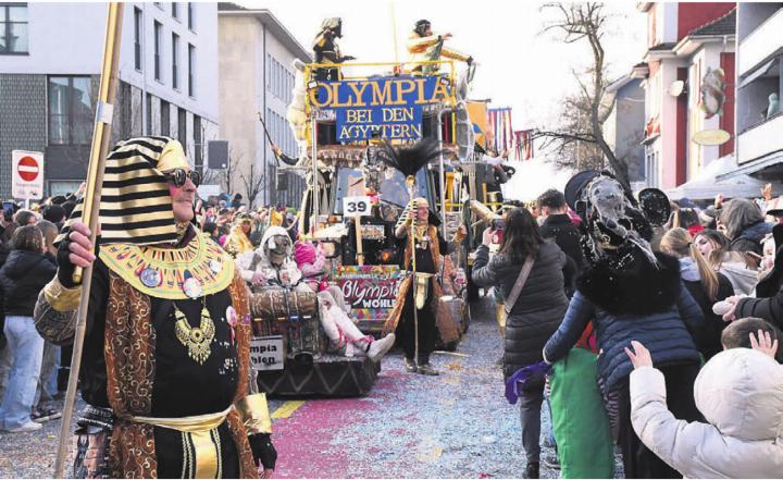 Am Fasnachtsumzug Mitte Februar herrschte auf der Zentralstrasse beste Stimmung – trotzdem war man mit der verkürzten Strecke nicht happy. Darum will das OK Wohler Fasnacht wieder auf die Originalstrecke zurückkehren. Bild: Archiv/dm Am Fasnachtsumzug Mitte Februar herrschte auf der Zentralstrasse beste Stimmung – trotzdem war man mit der verkürzten Strecke nicht happy. Darum will das OK Wohler Fasnacht wieder auf die Originalstrecke zurückkehren. Bild: Archiv/dm