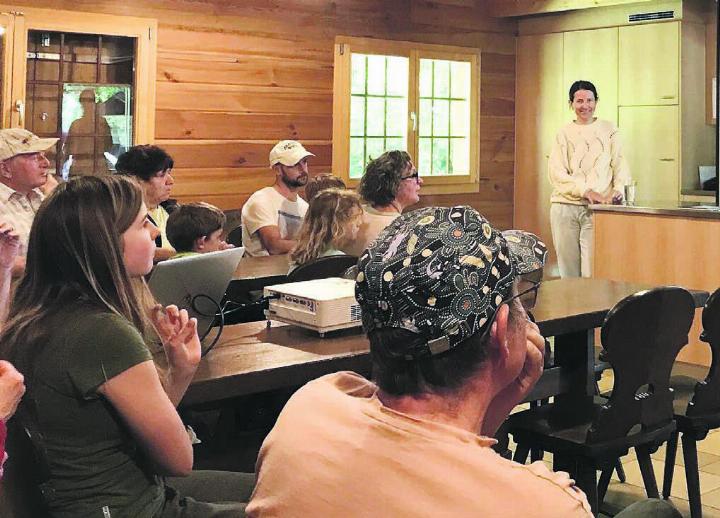 Bigna Zellweger nahm die interessierte Bevölkerung mit auf eine Reise zu den Bienen. Bild: Richard Gähwiler