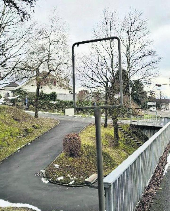 Das Fussgängerunterführungs-Schild an der Bushaltestelle Imbismatt in Widen ist eines der insgesamt 12 entwendeten Verkehrsschilder im Gemeindegebiet. Bild: gk