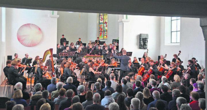 Ganz klassisch, aber auch mal wild. Das Jugend-Sinfonieorchester Aargau gab dem Publikum zum neuen Jahr viele gute Gefühle mit. Bilder: Annemarie Keusch