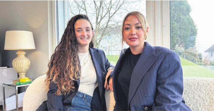 Angela Benitez (links) und Francesca Hübscher sprechen in ihrem Podcast «Mami-Dialog» auf Spotify offen über ihre Sorgen, Wünsche und Erfahrungen. Bild: Stefan Sprenger