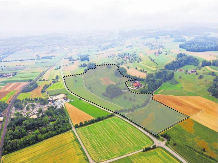 Der Gestaltungsplanperimeter für die Aushubdeponie «Höll» auf dem Gemeindegebiet von Boswil und Kallern. Im Vordergrund die direkte Anbindung ab der Kantonsstrasse über die Höllstrasse, links die Kartbahn Wohlen. Bildmontage: zg