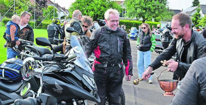 Heitere Segnung für Gefährt und Fahrer. Bild: Albert Schumacher