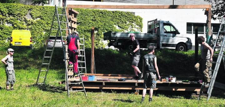 Die Vorbereitungen laufen auf Hochtouren. Die Bühne wurde aus dem Winterquartier geholt und für die Acts an der Sommerbar zusammengebaut. Bild: Monica Rast
