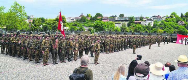 Achtungsstellung für die Fahnenzeremonie im Aarauer Schachen: Im «Stumpenbataillon» werden Traditionen hochgehalten. Bilder: Thomas Stöckli