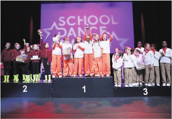 Rege Freiämter Beteiligung auf dem Treppchen – eine Gruppe aus Bremgarten belegte am kantonalen Wettkampf Platz zwei bei den Primarschülern. Bild: zg