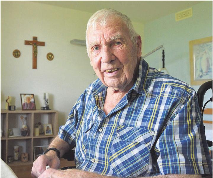 Franz Werder in seinem Zimmer im Solino in Boswil. Zeit seines Lebens hat der 90-Jährige im selben Dorf gelebt. Bild: Annemarie Keusch