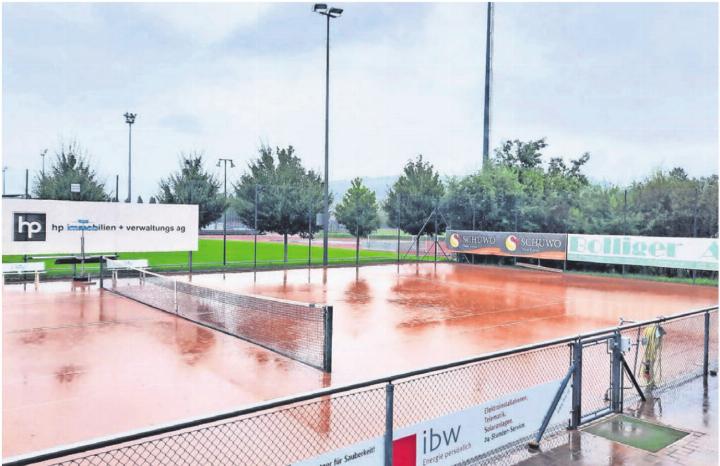 Der Tennisclub Wohlen Niedermatten ging am Montag mit seinem Wunsch nach der Sanierung von vier Plätzen baden. Und irgendwie will niemand daran schuld sein. Bild: Archiv