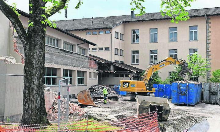 Die Gemeinde Wohlen ist auf dem Weg zu Rekordwerten: Die Schulden steigen auf 156 Millionen Franken, der Steuerfuss geht rauf. Vor allem beim Schulraum stehen erneut hohe Investitionen an. Im Bild: Der Abbruch der alten Bez-Turnhalle hat begonnen, hier entsteht dann ein Neubau. Bild: Daniel Marti