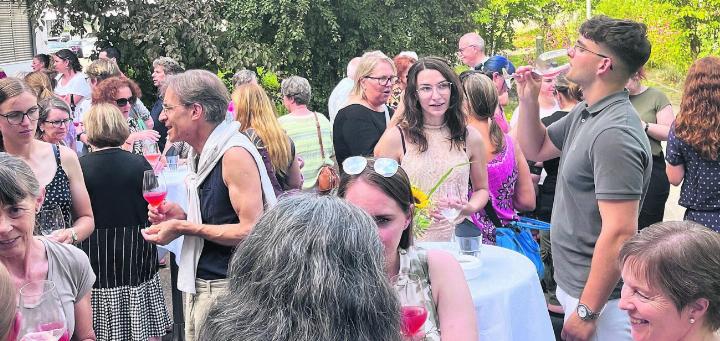 Abschluss des Schuljahres: Stimmungsvoll genoss die Wohler Schulfamilie den sommerlichen Apéro im Restaurant Hans & Heidi. Bild: Britta Müller