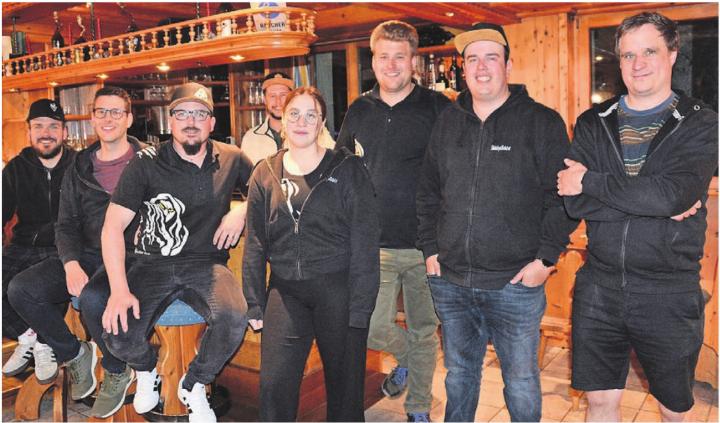 Die diesjährige Sousiwanderung organisieren: (v. l.) Patrick Mairinger (OK-Präsident), Jean-Marc Berchtold (Initiant), Fabian Stalder (Präsident Sädelgeischter), Sarah Gander, Pascal Käppeli, Christoph Fankhauser, Patrick Reichmuth (Präsident Sousiwanderung), hinter der Bar Severin Wertli. Bilder: Roger Wetli / zg