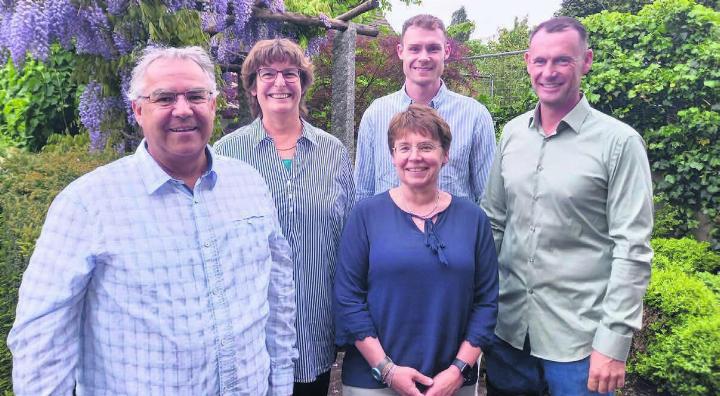 Die Familie Huber mit den Nachfolgern. Aus der Emil Huber AG wird die neue Firma Huber Gärten AG (v. l.): Christian Huber, Christa Huber, Brigitte Huber, Jachin Leu und Thomas Zahmel.
Bilder: lan
