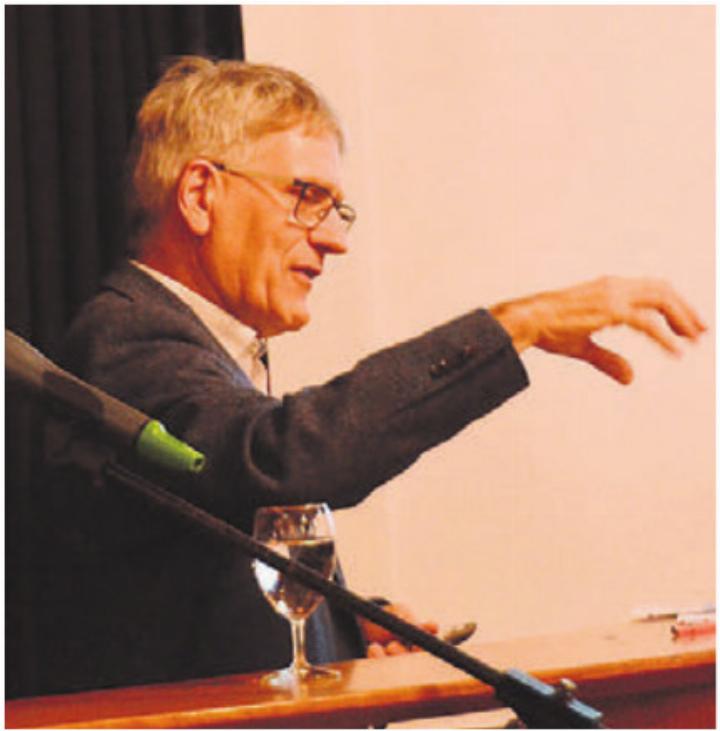 Geschäftsstellenleiter Daniel Räber erläutert das Projekt.