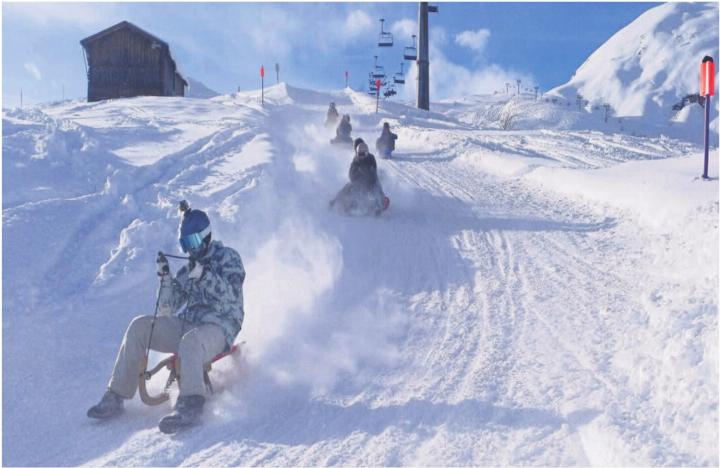 Schlitteln ist bei allen Teilnehmenden eine beliebte Abwechslung. Bild: zg