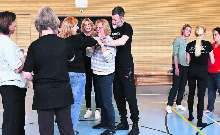 Alex Fettich versucht den Frauen eine passende Lösung für bestimmte Situationen aufzuzeigen. Er zeigt ihnen, wie sie mit Technik und Winkel ans Ziel kommen. Bilder:Monica Rast