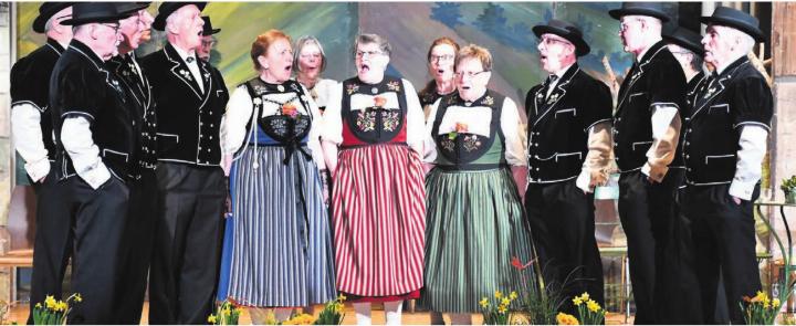 Der Jodlerklub Dottikon präsentiert ein abwechslungsreiches Programm mit einem Solojodel von Präsidentin Dorli Stierlin (Mitte). Bilder: Monica Rast Der Jodlerklub Dottikon präsentiert ein abwechslungsreiches Programm mit einem Solojodel von Präsidentin Dorli Stierlin (Mitte). Bilder: Monica Rast