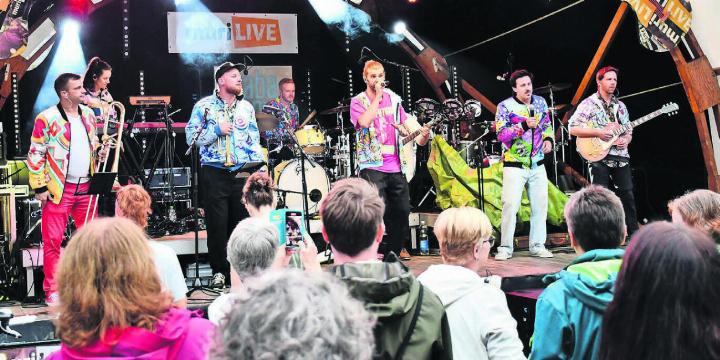 Die Songs und Rhythmen der Luzerner Tanzband Tanzmusik liesen niemanden ruhig stehen. Alt und Jung bewegten sich mit Begeisterung zu deren Klängen. Bilder: Verena Anna Wigger