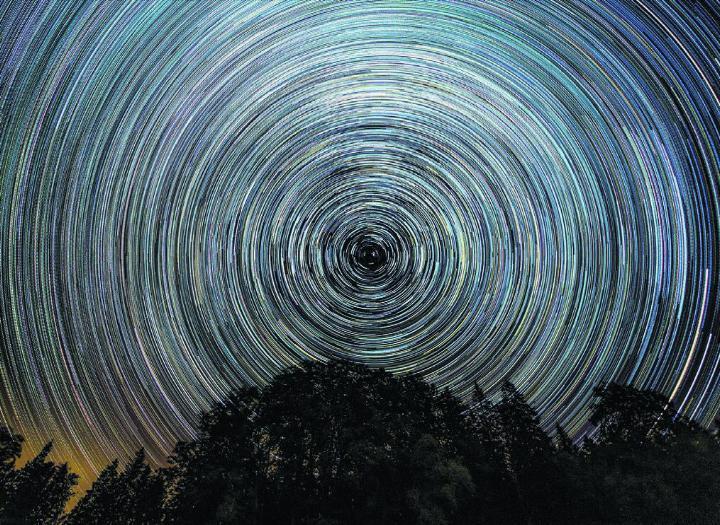 Mit «Sternspuren» betitelt Reinhard Strickler diese Fotografie. Die Aufnahme entstand im letzten Sommer auf dem Chaumont bei Neuenburg. Es sind 300 Langzeitbelichtungen à 30 Sekunden, die anschliessend zusammen gesetzt wurden. Die Kamera ist dabei auf den Polarstern ausgerichtet, sodass man die Erdrotation sehen kann. Bild: Reinhard Strickler