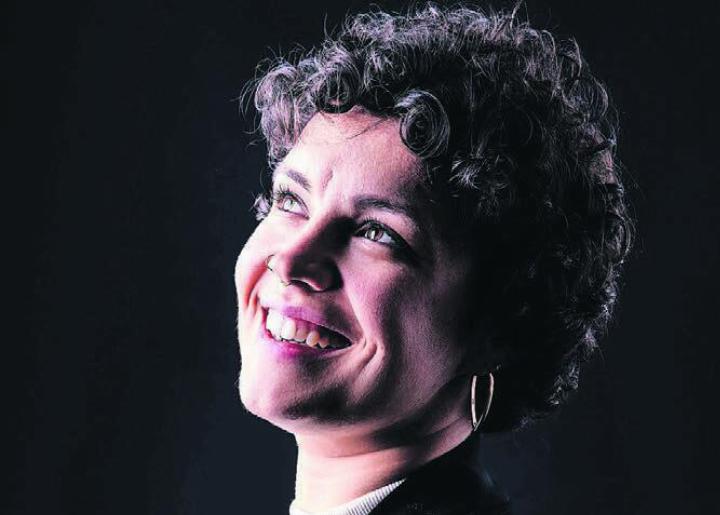 Julia Frischknecht präsentiert ihr neues Programm «Fluss» in der Kanti. Die klassische Sängerin gibt dabei auch Kostproben als Jodlerin. Bild: pd