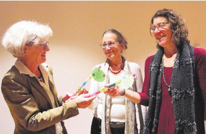 Lilo Veraguth übergibt den frisch gewählten Co-Präsidentinnen Regula Moser Bohnsack und Nadja Stalder (von links) mit einer symbolischen Stabübergabe die Führung vom Verein. Bild: bos