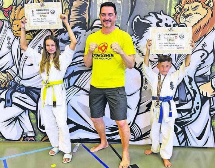 Die Junioren, v. l.: Alesa Bunjaku, Coach Peter Hubschmid und Ledion Bunjaku. Bild: zg
