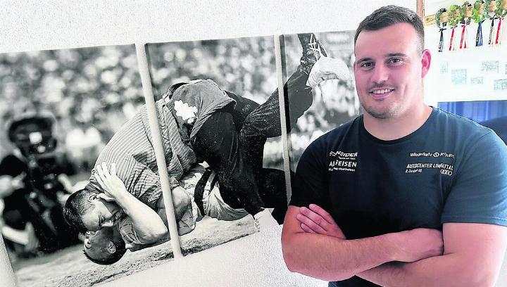 Bereit für grosse Taten. Joel Strebel steht vor dem Bild, das einen seiner grössten Würfe zeigt: den Sieg gegen Königsanwärter Samuel Giger am ESAF 2022. Bild: spr