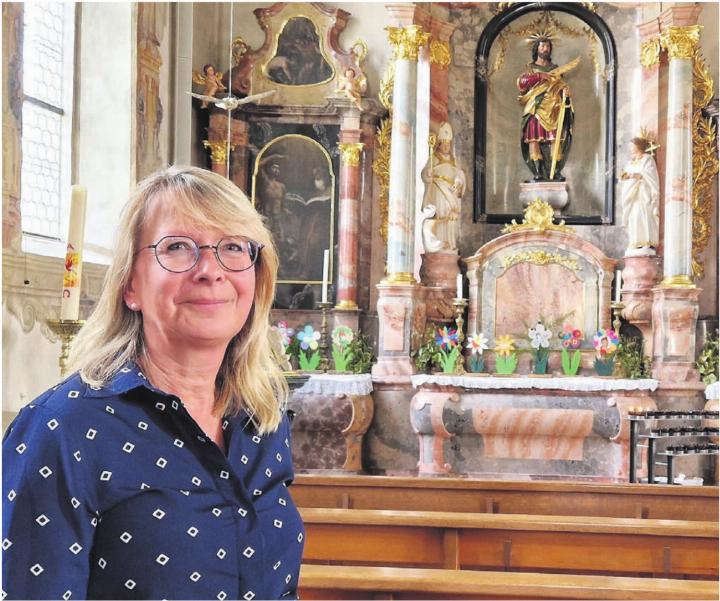 Karin Koch Wick vor dem Synesius-Altar in der Bremgarter Stadtkirche. Der Bremgarter Patron soll bekanntlich Wunder bei Augenleiden bewirken. Das Projekt Synesius verdankt ihm Ursprung und Name. Bild: Marco Huwyler