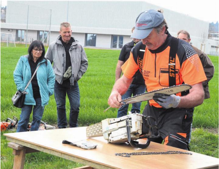 Wettkämpfer Andi Budliger demonstriert, wie schnell er die Kette an seiner Motorsäge wechseln kann. Bild: Annemarie Keusch Wettkämpfer Andi Budliger demonstriert, wie schnell er die Kette an seiner Motorsäge wechseln kann. Bild: Annemarie Keusch