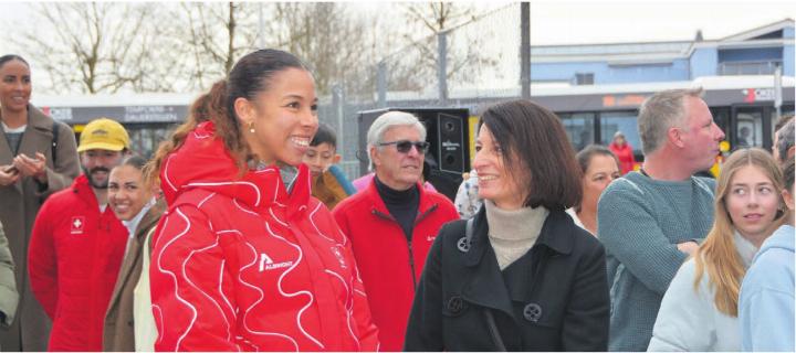 Melanie Hasler wird in Berikon von Freunden, Familie und Fans gefeiert. Gemeindeammann Petra Oggenfuss fand passende Worte für die Olympionikin. Bild: Sabrina Salm