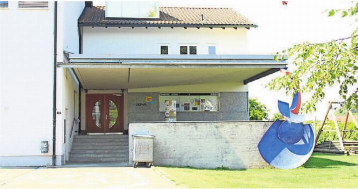 Uezwil beschäftigt sich mit der Weiterentwicklung des bestehenden Gemeindehauses mit Schule, Verwaltung und Sporthalle. Bild: Archiv