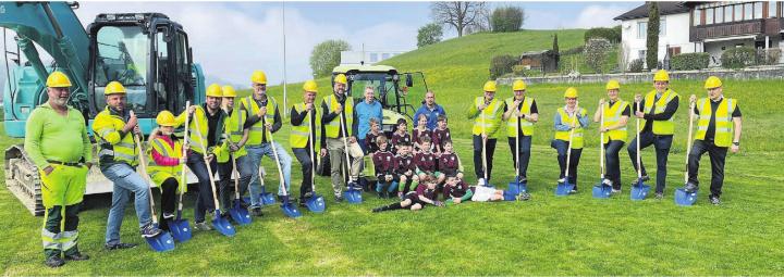 Ein bunt gemischter «Spatenstich», unterstützt von Vizeammann Pascal Vontobel (Zweiter von rechts). Bilder: Walter Minder