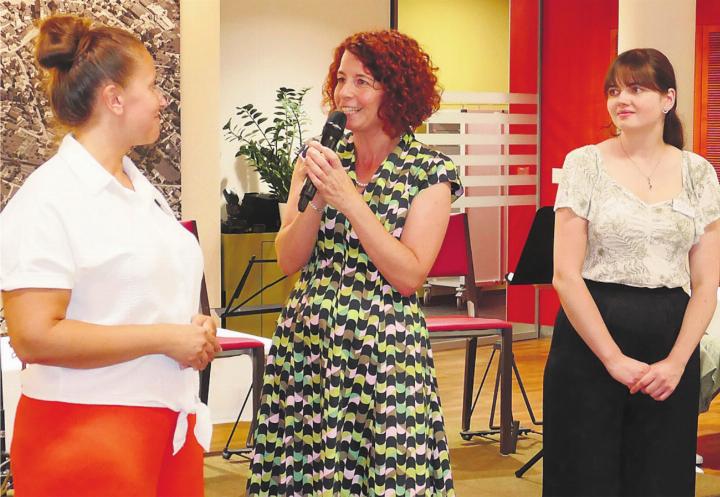 Geschäftsleiterin Andrea Beetschen Schaad (Mitte) begrüsste zwei neue Mitarbeiterinnen: Julia Schuler (rechts) wird die Abteilung Hauswirtschaft übernehmen, Lucia Garajova (links) als stellvertretende Leiterin der Pflegeabteilung wirken. Bilder: Stefan Treier