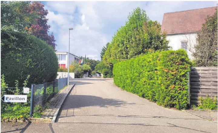 Der Weg vom Dorfplatz zur Schulanlage wird gesperrt, das Pfarreilokal darf noch angefahren werden, danach gilt ein Fahrverbot. Bild: chh