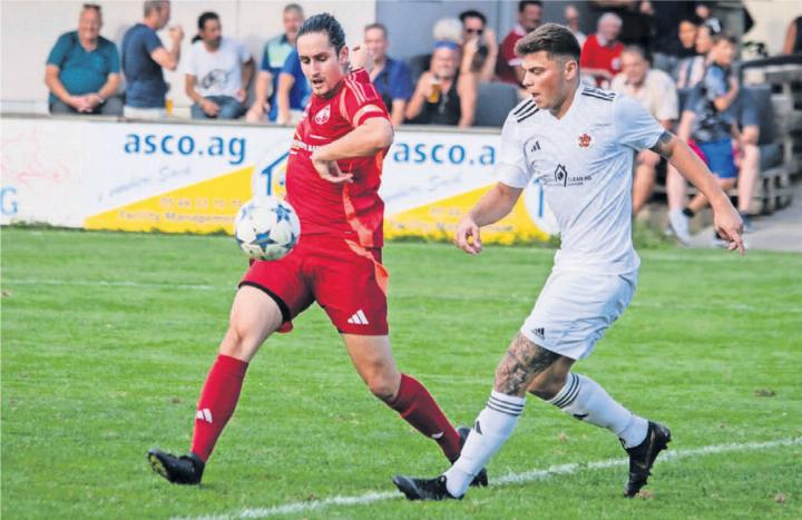 Timo Jenni (links) spielt für den FC Bremgarten, seit er 13 Jahre alt ist. Er ist dem Verein im Sommer treu geblieben und will jetzt gegen Wohlen U23 den ersten Sieg einfahren. Bild: André Griffel