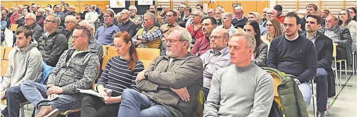 Das Thema «Revision Nutzungsplanung» interessiert die Einwohnerinnen und Einwohner von Niederwil. Bilder: Walter Minder