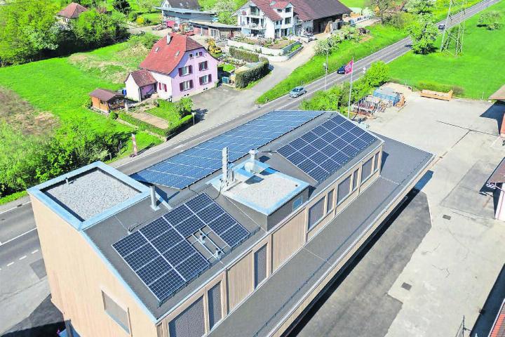 Betreffend Solarenergie soll es in Wohlen weiter vorwärtsgehen: Es ist ein Ausbau von knapp 4 Quadratmetern pro Einwohner auf 5,5 Quadratmeter bis Ende 2030 vorgesehen. – Im Bild der Werkhof des Kantons Aargau mit seinem Solardach.