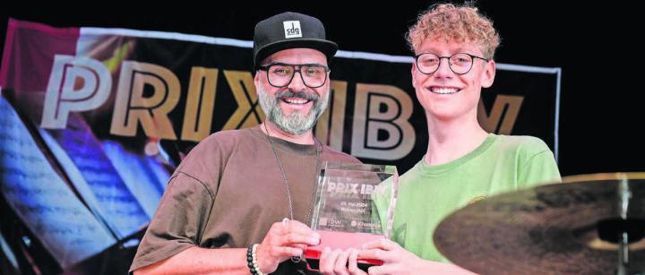 Er überzeugte Jury und Publikum mit Musikalität und Rhythmusgefühl: Joshua Woodtli (rechts) mit seinem Lehrer Micha Dettwyler. Bild: Felix Wey