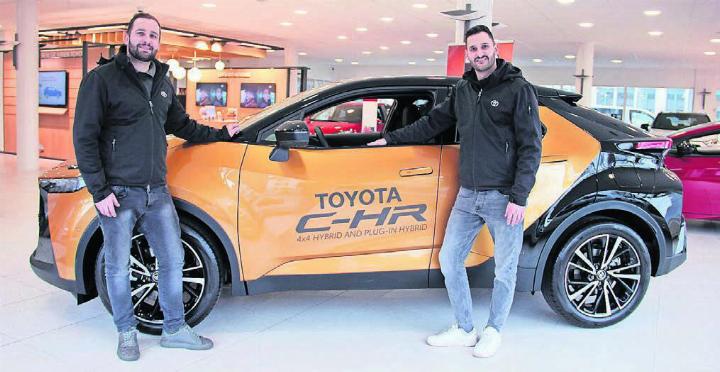 Geschäftsleiter Markus Dubler (links) und sein Bruder Andreas Dubler, Werkstatt und Carrosserie, freuen sich, Bild: mo