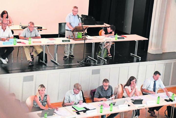 Gemeinderat (unten) und Einwohnerrat waren sich bei den Stellenerhöhungen mehrheitlich einig. Bild: Daniel Marti