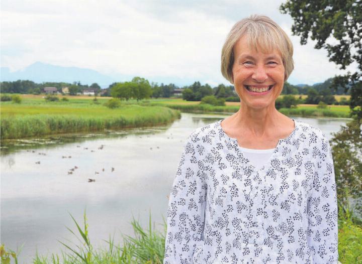 Fühlt sich wohl bei der Stiftung Reusstal: Elisabeth Graf Pannatier vor der Stillen Reuss. Bild: Annemarie Keusch