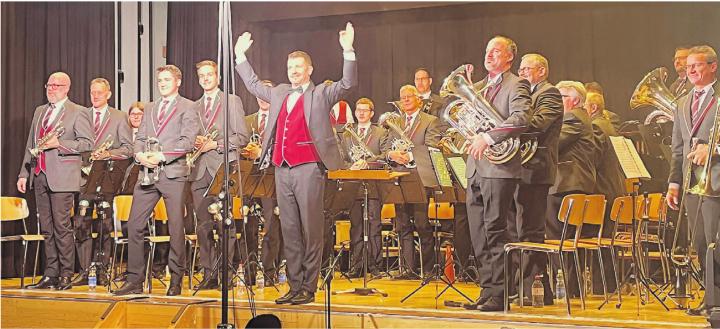 Freude über den grossen Applaus des Publikums – zum letzten Mal unter der Leitung von Dirigent Flavio Killer. Bilder: Walter Minder