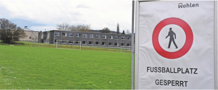 Der Fussballplatz Rigacker ist für den FC Wohlen ein wichtiger Standort. Mit dem Ausbau der Kantonsschule (im Hintergrund) wird dieser Platz definitiv aufgehoben. Und der FCW stösst damit weiter an seine Kapazitätsgrenze. Bild: Daniel Marti Der Fussballplatz Rigacker ist für den FC Wohlen ein wichtiger Standort. Mit dem Ausbau der Kantonsschule (im Hintergrund) wird dieser Platz definitiv aufgehoben. Und der FCW stösst damit weiter an seine Kapazitätsgrenze. Bild: Daniel Marti