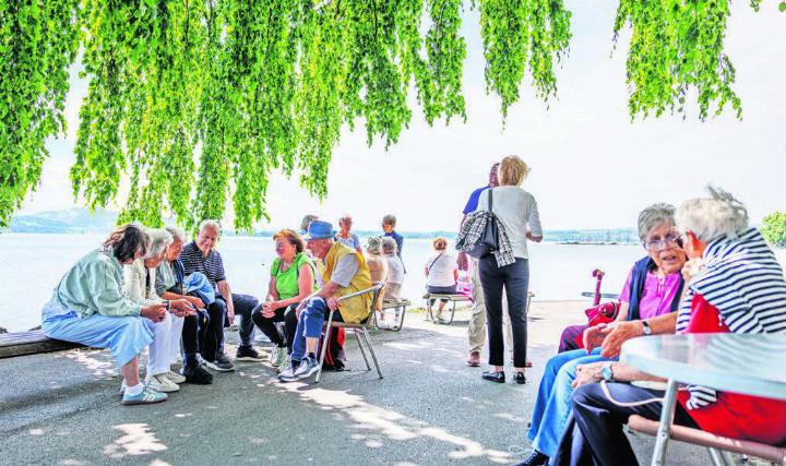 Der Halt am Anlegesteg in Zug versetzte die Reisegruppe bereits in Ferienstimmung. Bilder: Simon Huwiler