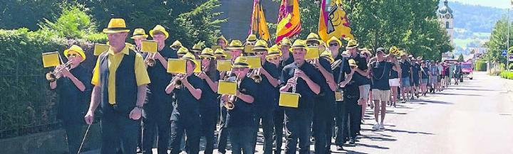 Feierlicher Festzug, angeführt von den «Brass Hoppers». 
Bild: zg